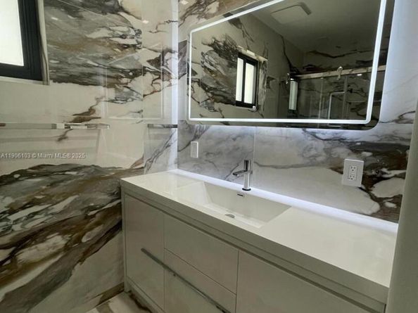 180 NW 59th Ct, Miami FL 33126