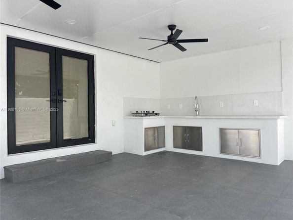 180 NW 59th Ct, Miami FL 33126