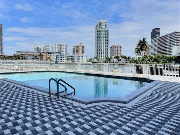 137 Golden Isles Dr 1109, Hallandale Beach FL 33009