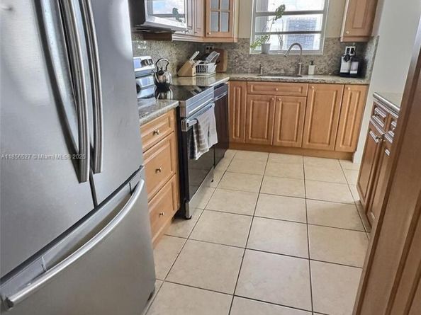 137 Golden Isles Dr 1109, Hallandale Beach FL 33009