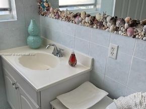 137 Golden Isles Dr 1109, Hallandale Beach FL 33009