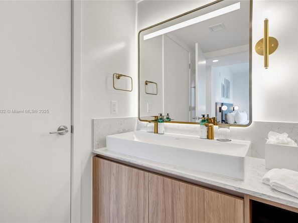 159 NE 6th St 3302, Miami FL 33132