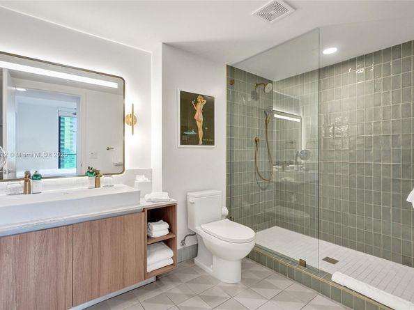 159 NE 6th St 3302, Miami FL 33132