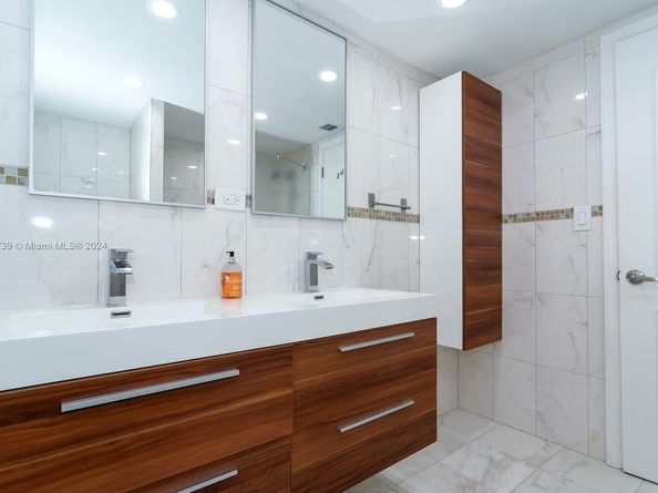 16400 NE 17th Ave 703, North Miami Beach FL 33162