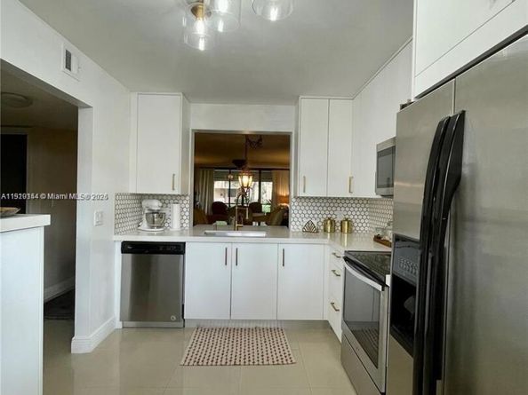 8592 W Sunrise Blvd 111, Plantation FL 33322