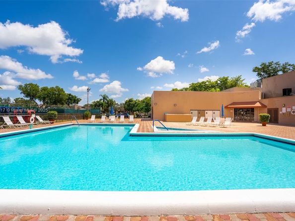 1207 NW 123rd Ave, Pembroke Pines FL 33026