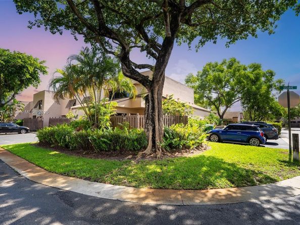 1207 NW 123rd Ave, Pembroke Pines FL 33026