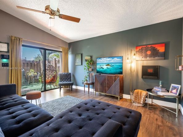 1207 NW 123rd Ave, Pembroke Pines FL 33026