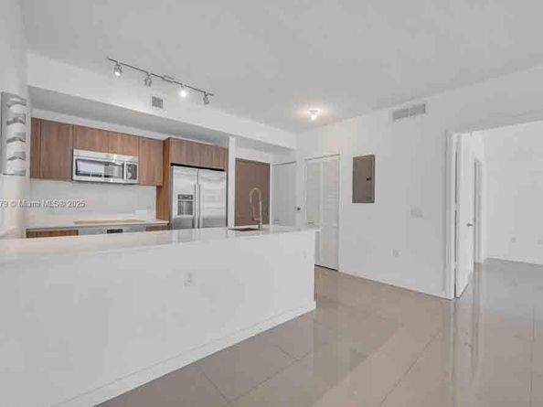 201 SW 17th Rd 302, Miami FL 33129