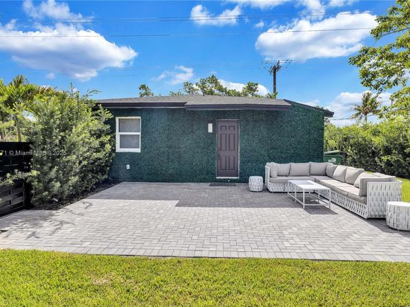 1390 NE 150th St, Miami FL 33161