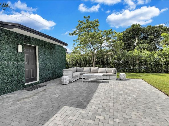 1390 NE 150th St, Miami FL 33161