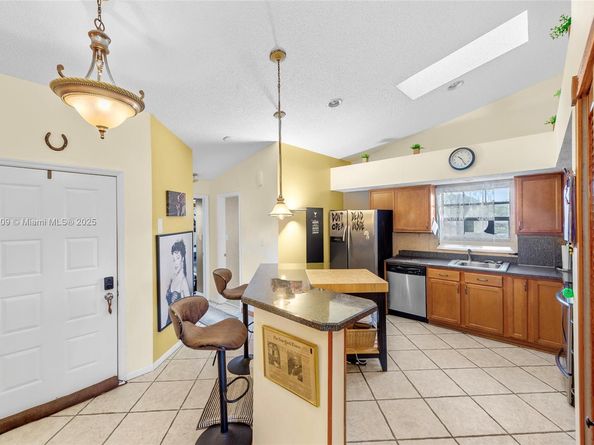 8220 Waterford Ln, Tamarac FL 33321