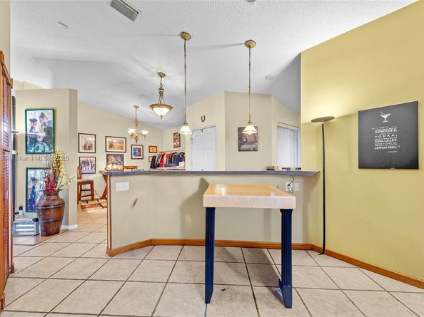 8220 Waterford Ln, Tamarac FL 33321