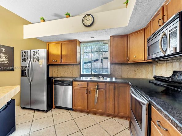 8220 Waterford Ln, Tamarac FL 33321