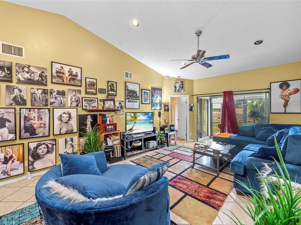 8220 Waterford Ln, Tamarac FL 33321