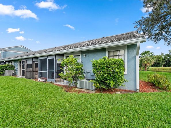 8220 Waterford Ln, Tamarac FL 33321