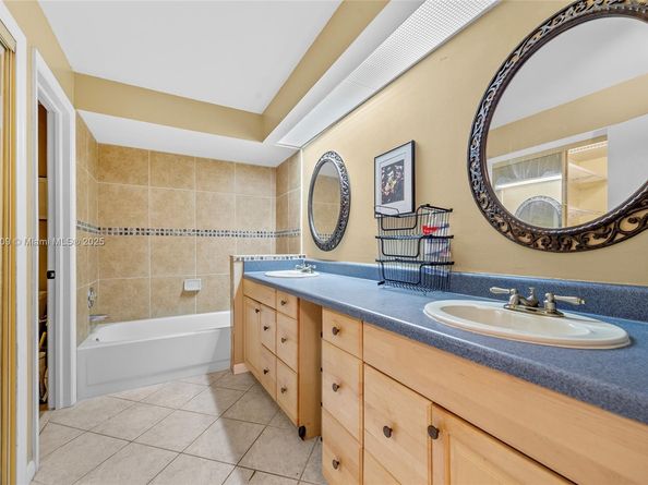 8220 Waterford Ln, Tamarac FL 33321