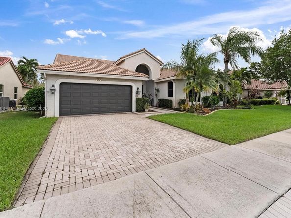 2864 E Abiaca Cir, Davie FL 33328