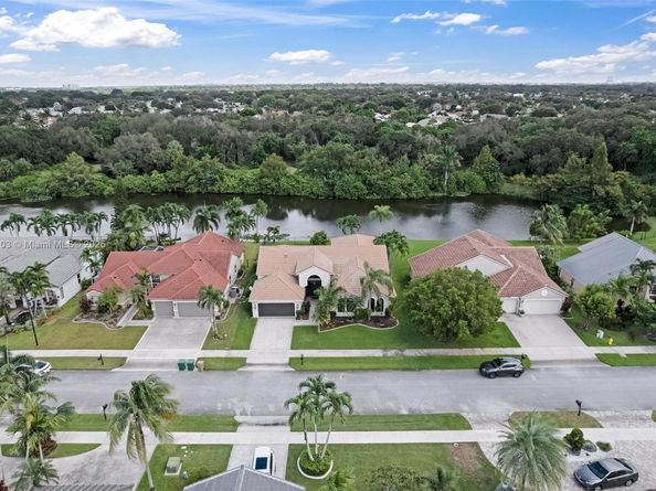 2864 E Abiaca Cir, Davie FL 33328