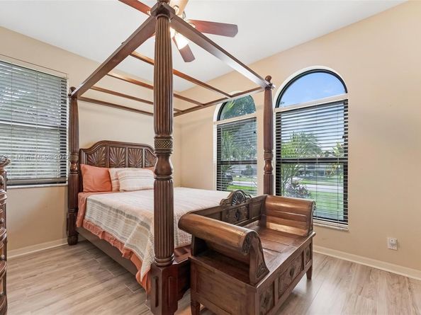 2864 E Abiaca Cir, Davie FL 33328
