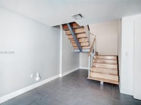 90 SW 3rd St TH706, Miami FL 33130