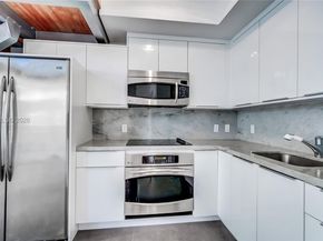 90 SW 3rd St TH706, Miami FL 33130