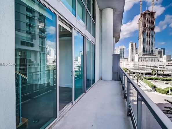 90 SW 3rd St TH706, Miami FL 33130