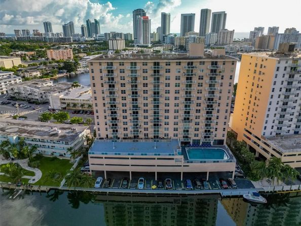 437 Golden Isles Dr 5J, Hallandale Beach FL 33009