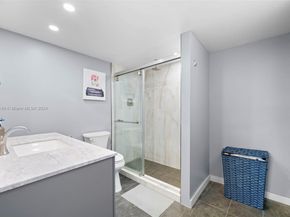 437 Golden Isles Dr 5J, Hallandale Beach FL 33009