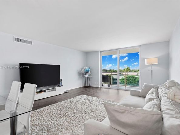 437 Golden Isles Dr 5J, Hallandale Beach FL 33009