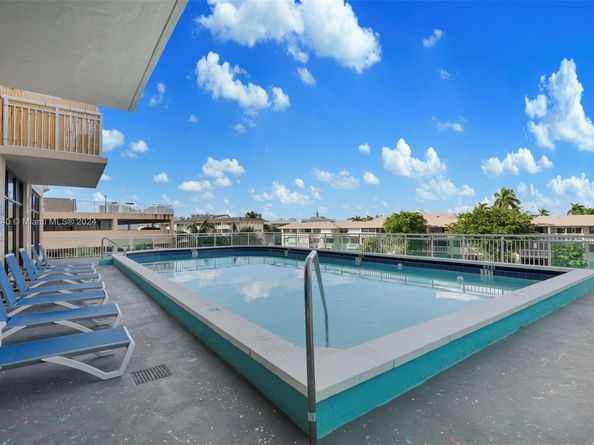 437 Golden Isles Dr 5J, Hallandale Beach FL 33009