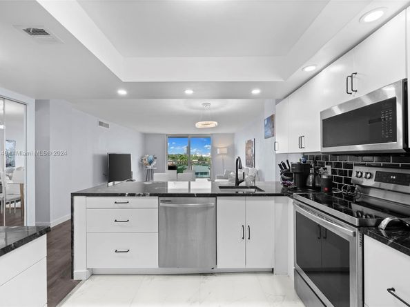 437 Golden Isles Dr 5J, Hallandale Beach FL 33009