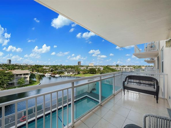 437 Golden Isles Dr 5J, Hallandale Beach FL 33009