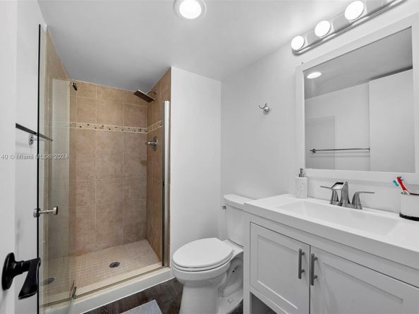 437 Golden Isles Dr 5J, Hallandale Beach FL 33009