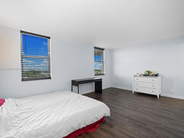 437 Golden Isles Dr 5J, Hallandale Beach FL 33009