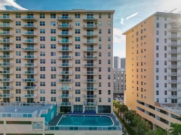 437 Golden Isles Dr 5J, Hallandale Beach FL 33009