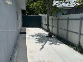 860 NW 171st St, Miami Gardens FL 33169