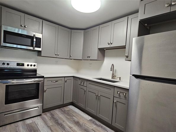 120 Lakeview Dr 113, Weston FL 33326