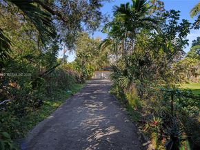65 NE 152nd St, Miami FL 33162