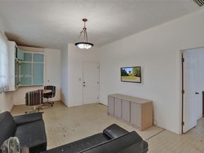 65 NE 152nd St, Miami FL 33162