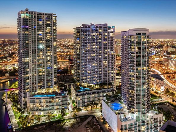 90 SW 3rd St 2513, Miami FL 33130