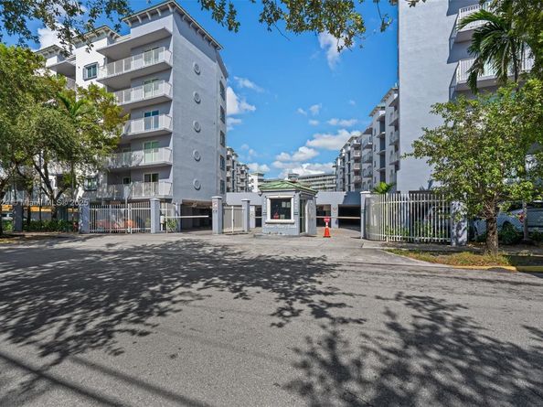 2475 NW 16th St Rd 616, Miami FL 33125