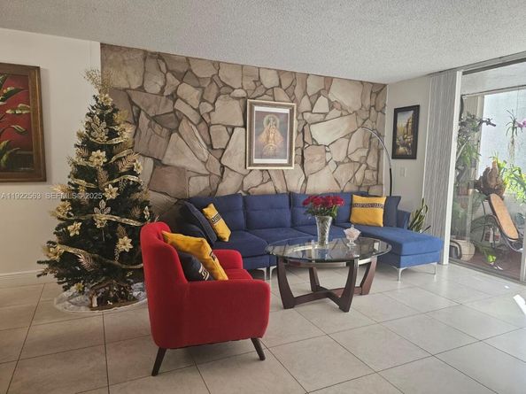 8411 NW 8th St 111, Miami FL 33126