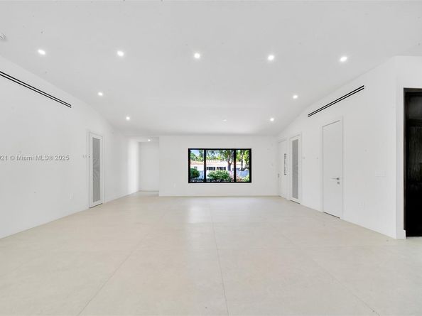899 NE 71st St, Miami FL 33138
