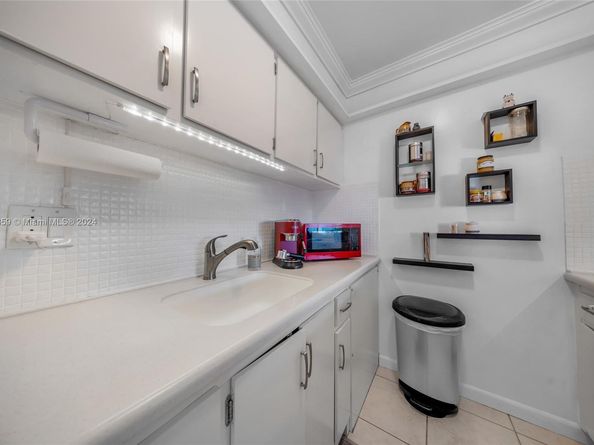 1015 SW 11th Ave 19K, Hallandale Beach FL 33009