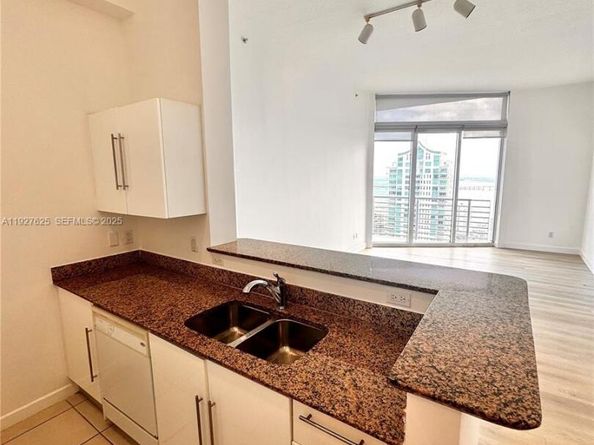 325 S Biscayne Blvd LPH 17, Miami FL 33131