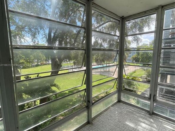 447 NE 195th St 317, Miami FL 33179