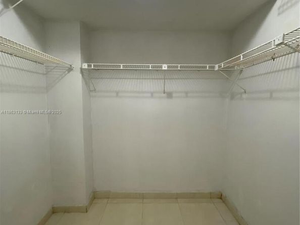 447 NE 195th St 317, Miami FL 33179