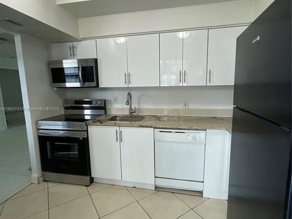 447 NE 195th St 317, Miami FL 33179