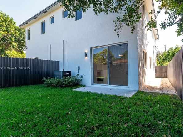 1355 NW 42nd St, Miami FL 33142